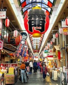 Fresh seafood and street food vendors at vibrant Kuromon Market in Osaka